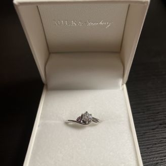 【MILK&Strawberry(ミルクアンドストロベリー)】の口コミ シンプルですが、ダイヤが輝いておりとても綺麗です。
ピンクサファイアに...