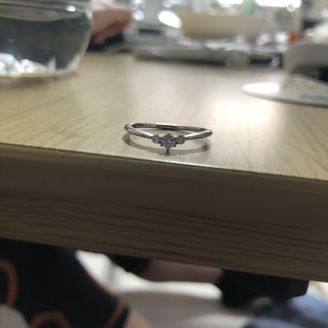 【Mariage ent(マリアージュエント)】の口コミ この指輪はとてもシンプルなデザインとなっています。そして、ダイヤモンド...