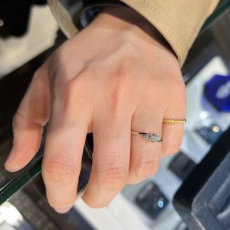 【ROYAL ASSCHER(ロイヤル・アッシャー)】の口コミ ロイヤルアッシャーといえばの代表的なデザインの一つと思います。
指輪は...