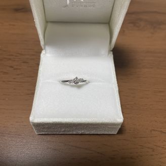 【1122 iifuufu bridal(いい夫婦ブライダル)】の口コミ ウェーブで細身のデザインなので、エレガントで主張し過ぎていないところが...