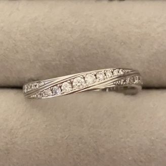 【PILOT BRIDAL(パイロットブライダル)】の口コミ 形が緩めのウェーブになっていて、指輪の半分がダイヤで埋め尽くされている...