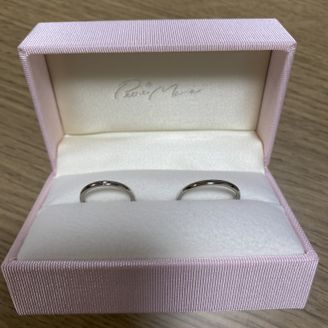 【Petit Marie(プチマリエ)】の口コミ とてもシンプルなデザインで、飽きのこない感じが良いなと思いこの指輪に決...