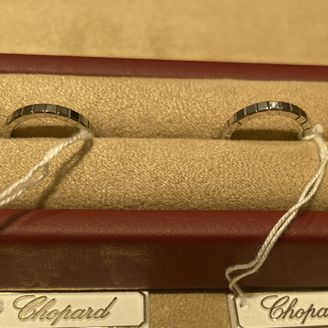 【ショパール(Chopard)】の口コミ ダイヤなし、夫婦で同じデザイン、取り巻きデザインの婚約指輪と喧嘩しない...
