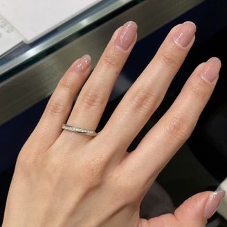 【ROYAL ASSCHER(ロイヤル・アッシャー)】の口コミ 指輪は王道のストレートタイプですが、ダイヤがカーブがかかった斜めに入っ...