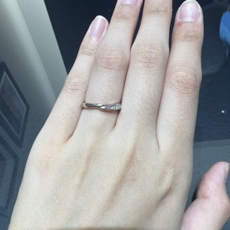 【ROYAL ASSCHER(ロイヤル・アッシャー)】の口コミ 指輪のデザインは、Vの字になっています。

指が長く見える効果があり、...