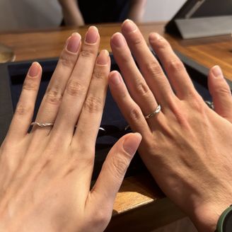 【Galopine & Galopin(ガロピーネガロパン)】の口コミ V字のラインが指を細く、長く見せてくれるのがいいと思いました。太さも、...