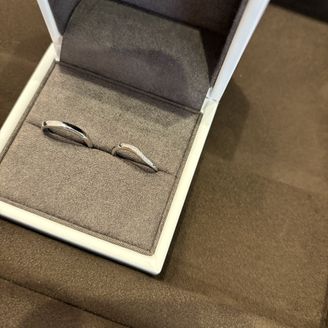 【トリニティ(Trinity)】の口コミ 指輪のデザインはダイヤモンドが斜めに入っている物を探しており、本当に理...