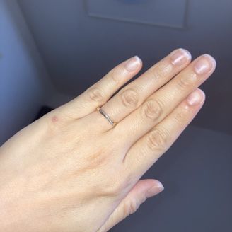 【1122 iifuufu bridal(いい夫婦ブライダル)】の口コミ 婚約指輪を購入しない分、華やかなものにしました！シンプルだけど、ダイア...