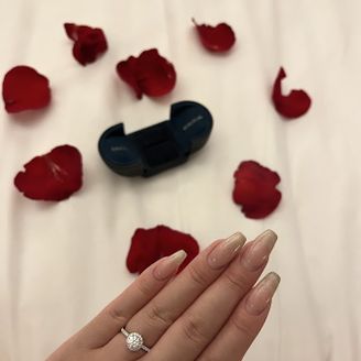 【ハリー・ウィンストン(Harry Winston)】の口コミ 何十年先も似合うだろうボリュームにほれぼれしました。
ダイヤの輝きも、...