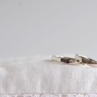 【hitotsuchi(ヒトツチ)】の口コミ ホワイトゴールドという色味がとても素敵で
購入しました。
女性にも男性...