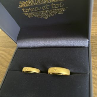 【towa et toi(トワエトワ)】の口コミ ネットで結婚指輪を探している時に見つけたゴールドの指輪。お店で実際に目...