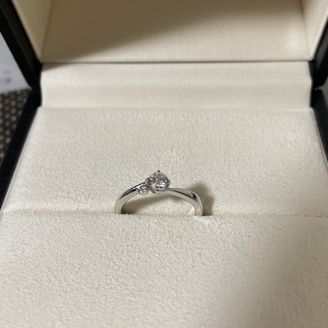 【ECTURO(エクトゥーロ)】の口コミ ダイヤモンドに小さいダイヤが寄り添うように着いているステキなデザインで...