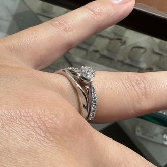 【アンジェリックフォセッテ(Angelique Fossette)】の口コミ 婚約指輪のデザインは
センターのダイヤモンドに向かって細くすぼまってい...