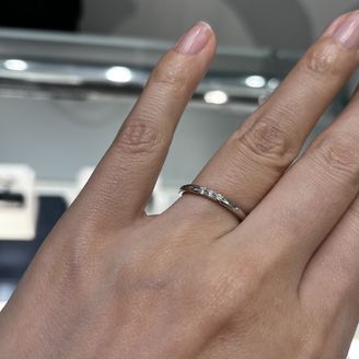 【ROYAL ASSCHER(ロイヤル・アッシャー)】の口コミ ものすごく迷いましたが、ロイヤルアッシャーはお値段が少し高かったのと、...