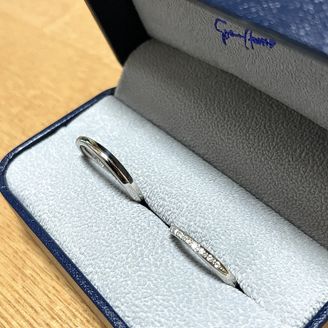 【Sirena Azzurro(セイレーン アズーロ)】の口コミ ウェーブラインがキツ過ぎず程よく指を華奢に見せてくれ、甲丸で着け心地も...