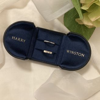【ハリー・ウィンストン(Harry Winston)】の口コミ フルエタニティで真ん中にねじれのあるデザインなので婚約指輪と重ね付けし...