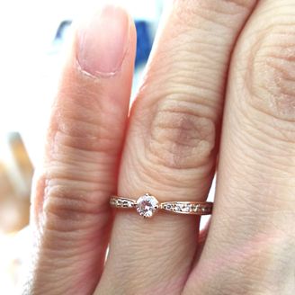 【組曲ジュエリー】の口コミ シルバーやゴールドの指輪が婚約指輪が多い中、ピンクゴールドという色味に...