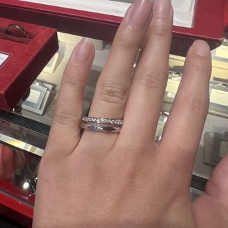 【AFFLUX(アフラックス)】の口コミ ダイヤをつけるか、つけないか、のデザインで悩みました。どちらにせよ、人...