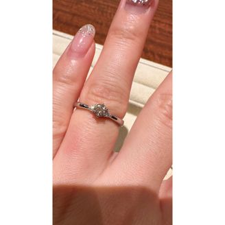 【ギンザタナカブライダル(GINZA TANAKA BRIDAL)】の口コミ 両サイドにダイヤがついてますが、派手すぎず華奢に見えるデザインで、上品...