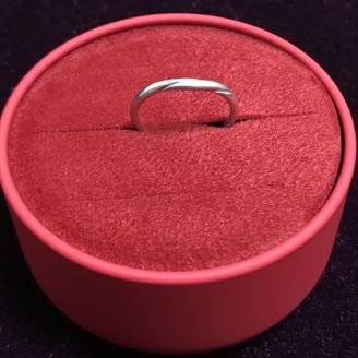 【AFFLUX(アフラックス)】の口コミ シンプルなデザインで、つけやすそうだと感じたから。
また、婚約指輪とセ...