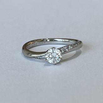 【Toi-lueur(トワル)】の口コミ 普段細身の指輪をつける事が多く、指の細い彼女に似合うものを選びました。...