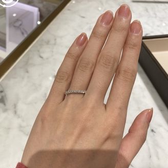 【AHKAH(アーカー)】の口コミ ダイアモンドのエタニティリングが欲しかったので見に行きました。スタッフ...