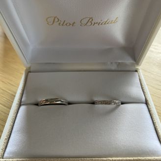【PILOT BRIDAL(パイロットブライダル)】の口コミ 鍛造なのに曲線での造りになっており、重厚感がある。またダイヤモンドの穴...