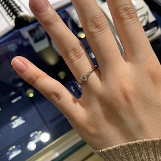 【ROYAL ASSCHER(ロイヤル・アッシャー)】の口コミ メレダイヤの配置が少し珍しいデザインでした。
大きなメインのダイヤモン...