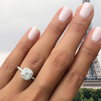 【DIALLURE(ディアリュール)】の口コミ 憧れていたクッションカットに周りもダイヤモンドで囲ったスタイルです。色...