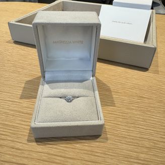 【MAGNOLIA WHITE JEWELRY(マグノリアホワイトジュエリー)】の口コミ 他ブランドもたくさん調べていたなかで、一粒ダイヤのいわゆる婚約指輪っぽ...