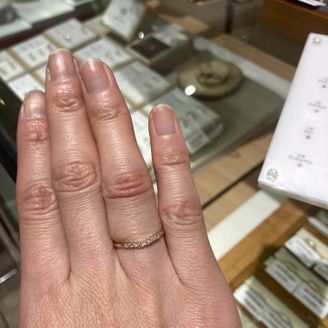 【SUEHIRO(スエヒロ)】の口コミ 流行り廃りのないシンプルなデザインですが、ダイヤが9石並び、とても指が...