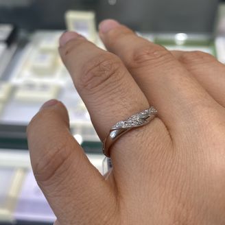 【LAPAGE(ラパージュ)】の口コミ ウェーブがかっていて、かつ葉っぱを形どったデザインがとてもユニークでお...