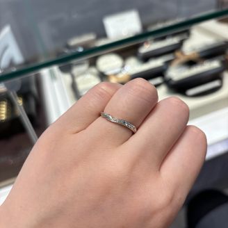 【COLANY(コラニー)】の口コミ ねじりを入れたデザインにいろちがいのブルーのダイヤを３ついれていただき...