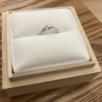 【LAPAGE(ラパージュ)】の口コミ ダイヤモンドを際立たせる形でブリッジがあり、ダイヤモンドが目立つデザイ...