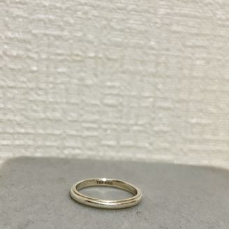 【THE KISS(ザ・キッス)】の口コミ シンプルで、どのような服装でも合うような指輪です。
金属アレルギー対応...