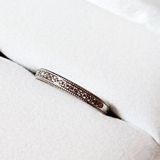 【PILOT BRIDAL(パイロットブライダル)】の口コミ ミル打ち×ダイヤモンドがクラシカルな印象で可愛いです。Pt999で丈夫...
