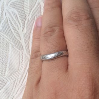 【天久加工所】の口コミ ハイビスカスの花と風をモチーフにしていてデザインが飽きがこない。プラチ...