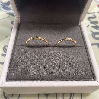 【Galopine & Galopin(ガロピーネガロパン)】の口コミ デザインがシンプルで、すごくツヤツヤで高級感がある。実際に試着してみて...