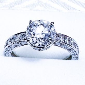 【カオキ　ダイヤモンド専門卸直営店】の口コミ ハーフエタニティの婚約指輪と結婚指輪を購入しました。
婚約指輪は側面に...