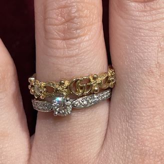 【グッチ(GUCCI)】の口コミ 独特なデザインであるため好き嫌いが出るだろうが、正統派な婚約指輪との重...