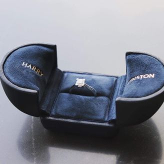 【ハリー・ウィンストン(Harry Winston)】の口コミ シンプルだけどつけているだけで輝きがあり自分に自信を持てる指輪です！１...