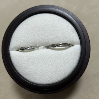 【萬時(Manji)】の口コミ シンプルだけどダイヤモンドがさりげなく輝く王道のストレートリングにしま...