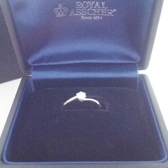 【ROYAL ASSCHER(ロイヤル・アッシャー)】の口コミ 台座が手を差しのべているような動きのあるデザインで、ダイヤを手で支えて...