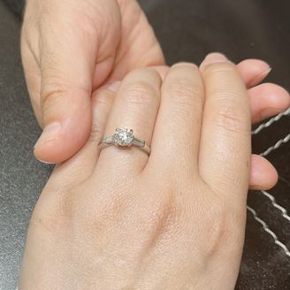 【DIALLURE(ディアリュール)】の口コミ 海外の友人が2カラットの婚約指輪をしていて、自分も婚約指輪は1カラット...