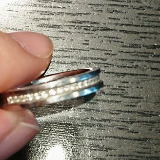 【RUGIADA(ルジアダ)】の口コミ 夫の指輪に黒のラインが入っており太目で、ほかの結婚指輪とは違う男らしさ...