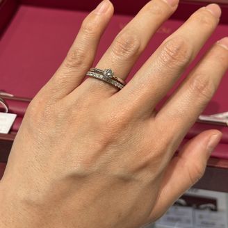 【モニッケンダム(MONNICKENDAM)】の口コミ こちらのブランドは、ダイヤが白く輝くブランドと聞いていたのですが、聞い...