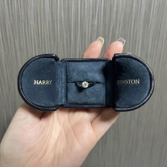 【ハリー・ウィンストン(Harry Winston)】の口コミ 憧れのハリー・ウィンストンを婚約指輪でもらいました。やっぱり眩しいくら...