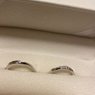 【Pink Dolphin Diamond(ピンクドルフィンダイヤモンド)】の口コミ 少しひねりのある形のリングが好みで、真っ直ぐだけど少しS字型のデザイン...