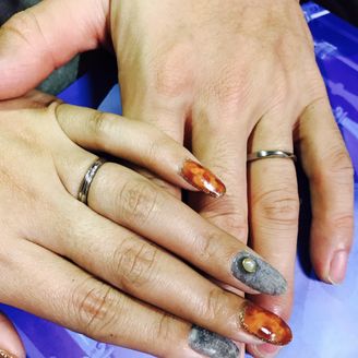 【Disney Cinderella(ディズニー シンデレラ)】の口コミ 女性用の指輪は細身でシャープな感じですが角度によりキラキラ光るところが...