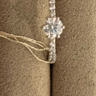 【モニッケンダム(MONNICKENDAM)】の口コミ デザインが気に入りました。真ん中のダイヤモンドに向かってリングが細くな...